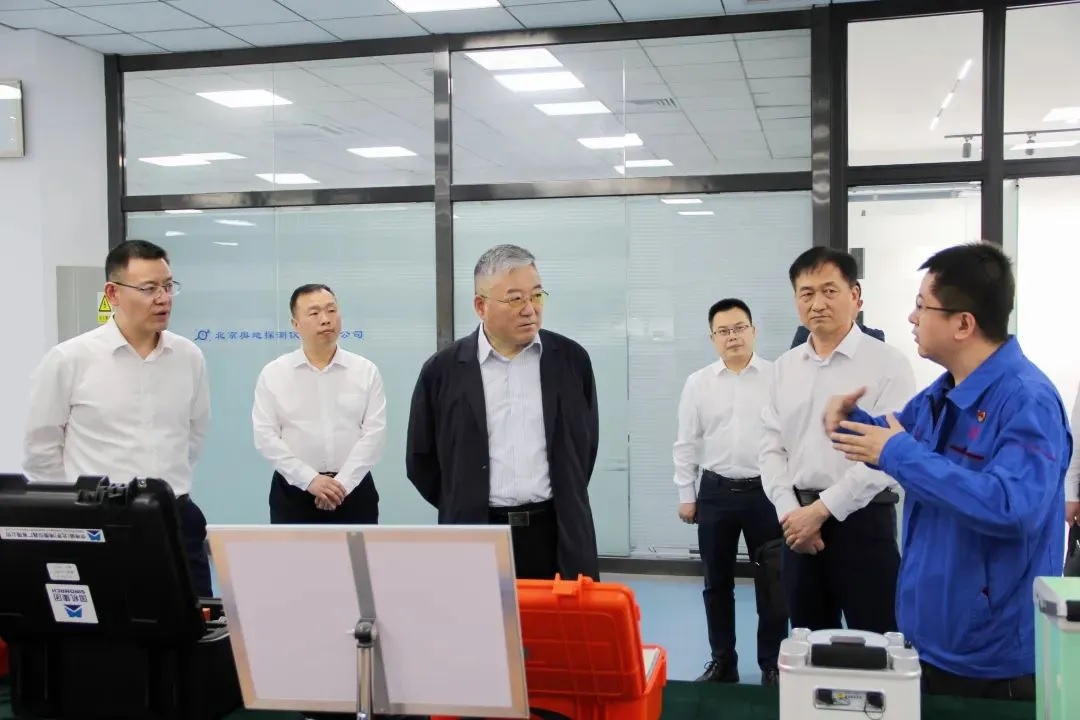 国机集团党委书记、董事长张晓仑调研中地装..